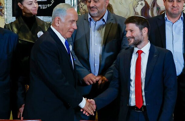 Radio Jai -El líder del Likud, Benjamin Netanyahu, y el líder del partido sionista religioso, Bezalel Smotrich, y otros líderes del partido en una foto grupal después de la juramentación de la 25.ª Knesset, el 15 de noviembre de 2022. (Olivier Fitoussi/Flash90)