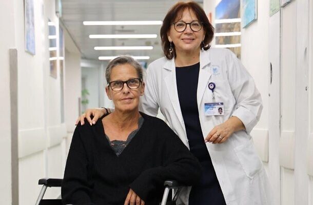 Radio jai -La paciente de ELA Narkis Moshe con su doctora Prof. Vivian Dror del Centro Médico Tel Aviv Sourasky (cortesía del Centro Médico Tel Aviv Sourasky)