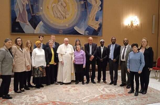 Radio Jai -Las familias de los cautivos israelíes y los soldados de las FDI asesinados en Gaza se reúnen con el Papa Francisco en el Vaticano, 21 de diciembre de 2022 (Embajada de Israel en el Vaticano)
