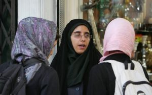 Radio Jai- En esta foto de archivo tomada el 23 de julio de 2007, una mujer policía iraní habla con mujeres sobre su ropa durante una represión para hacer cumplir el código de vestimenta islámico en la capital, Teherán (Behrouz MEHRI / AFP)