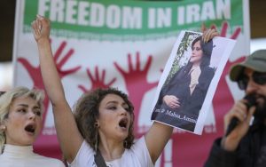 Radio Jai - Iraníes que viven en Brasil protestan por la muerte de Mahsa Amini, en Sao Paulo, Brasil, el 23 de septiembre de 2022 (Foto AP/Andre Penner, Archivo)