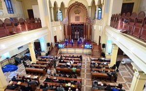 Radio Jai -La gente asiste a una ceremonia para la festividad judía de Hanukkah en la sinagoga coral de Kharkiv en Kharkiv, este de Ucrania, el 18 de diciembre de 2022, durante la invasión rusa de Ucrania. (Sergey BOBOK / AFP)