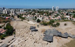 Radio Jai -El sitio arqueológico en Yavne, con la ciudad al fondo, en una foto sin fecha publicada el 8 de diciembre de 2022. (Assaf Peretz/Autoridad de Antigüedades de Israel)
