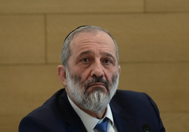 Radio Jai -En una decisión explosiva, el Tribunal Superior dictamina que el líder del Shas, Deri, no puede servir como ministro