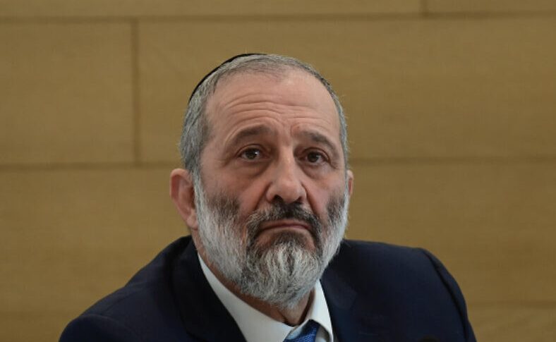 Radio Jai -En una decisión explosiva, el Tribunal Superior dictamina que el líder del Shas, Deri, no puede servir como ministro