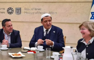 Radio Jai - Imám moderado ve a Israel como un sueño. Imam Hassen Chalghoumi, centro, reuniéndose con funcionarios del Ministerio de Relaciones Exteriores de Israel en Jerusalén. 28 de diciembre de 2022. (crédito de la foto: FACEBOOK)