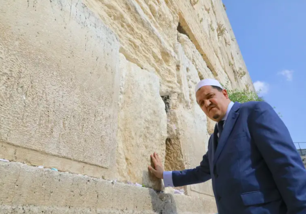 Radio Jai - Imám moderado ve a Israel como un sueño.El imán francés Hassen Chalghoumi visita el Muro Occidental (crédito: MARC ISRAEL SELLEM/THE JERUSALEM POST)