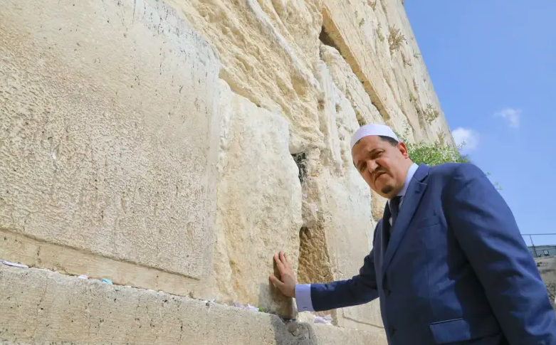 Radio Jai - Imám moderado ve a Israel como un sueño.El imán francés Hassen Chalghoumi visita el Muro Occidental (crédito: MARC ISRAEL SELLEM/THE JERUSALEM POST)