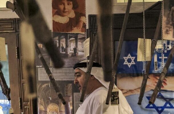Radio Jai -La adopción de la educación sobre el Holocausto en los Emiratos Árabes Unidos rompe barreras pero enfrenta viejos prejuicios y negación