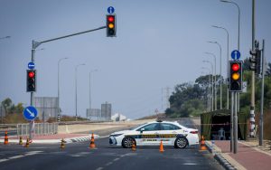Radio Jai -La policía bloquea carreteras cerca de la frontera con la Franja de Gaza el 4 de agosto de 2022. (Flash90)