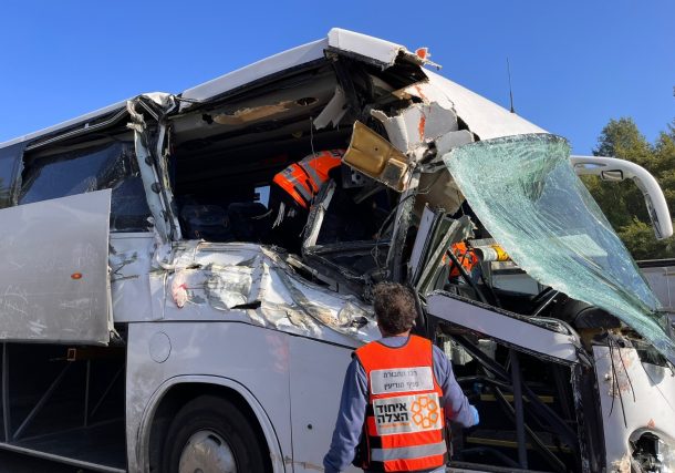 Radio Jai -La escena del accidente de autobús en la autopista 1 en el que una niña de 10 años resultó gravemente herida, 3 de enero de 2023. (Crédito de la foto: UNITED HATZALAH)