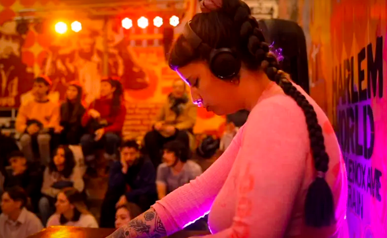 Radio Jai -Artistas argentinos bailan con las palabras de la poeta israelí Tehila Hakimi (Crédito de la foto: Felipe Bozzani)