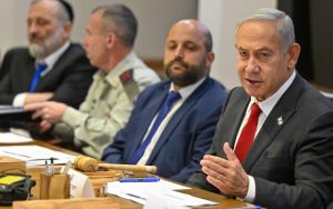 Radio Jai -El primer ministro Benjamin Netanyahu (derecha) convoca la primera reunión del gabinete de seguridad de su nuevo gobierno