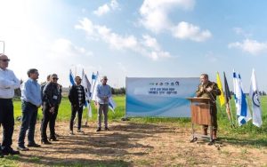 Radio Jai -El jefe del Comando Sur de las FDI, mayor general Eliezer Toledano, habla durante una ceremonia que marca el inicio de la construcción de un muro a lo largo de la Ruta 34, cerca de la Franja de Gaza, el 4 de enero de 2022. (Fuerzas de Defensa de Israel)