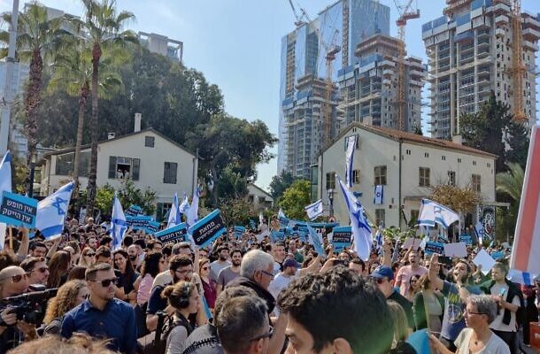 Radio Jai -Cientos de trabajadores tecnológicos hacen huelga y bloquean la carretera de Tel Aviv para protestar por la reforma judicial