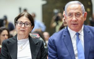Radio Jai -El primer ministro Benjamin Netanyahu (derecha) y la presidenta del Tribunal Supremo Esther Hayut en una ceremonia en la residencia del presidente en Jerusalén el 17 de junio de 2019.