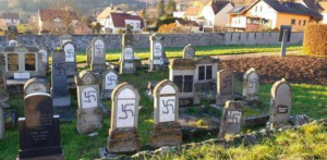 Radio Jai -Esvásticas pintadas en lápidas en un cementerio judío en Francia. Esvásticas pintadas en lápidas en un cementerio judío en Francia.