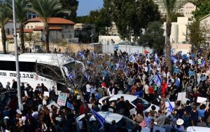 Radio Jai -Cientos de trabajadores tecnológicos hacen huelga y bloquean la carretera de Tel Aviv para protestar por la reforma judicial