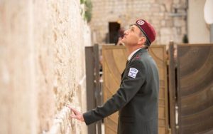 Radio Jai -El nuevo jefe de personal de las FDI visita el Muro Occidental en Jerusalén, 16 de enero de 2023. (Fuerzas de Defensa de Israel)