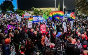 Radio Jai -Manifestantes se manifiestan contra el plan de reforma judicial del gobierno en la plaza Habima de Tel Aviv, el 7 de enero de 2023 (Avshalom Sassoni/Flash90)