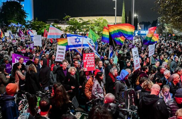 Radio Jai -Manifestantes se manifiestan contra el plan de reforma judicial del gobierno en la plaza Habima de Tel Aviv, el 7 de enero de 2023 (Avshalom Sassoni/Flash90)