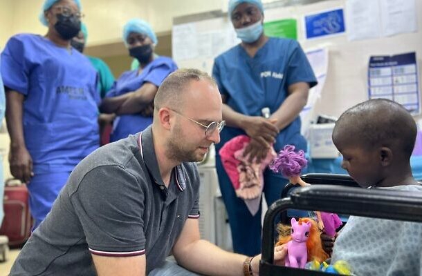 Radio Jai -Luchando contra el cáncer de ojo en niños de Nigeria, médicos israelíes introducen quimioterapia precisa