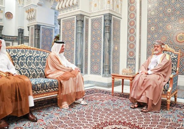 Radio Jai -El sultán omaní Haitham bin Tarik al-Said, a la derecha, se reúne con el ministro de Relaciones Exteriores de Omán, Mohammed bin Abdulrahman Al-Thani, en Mascate, Omán, el 21 de mayo de 2020. (Ministerio de Relaciones Exteriores de Qatar/Folleto/Agencia Anadolu vía Getty Images)