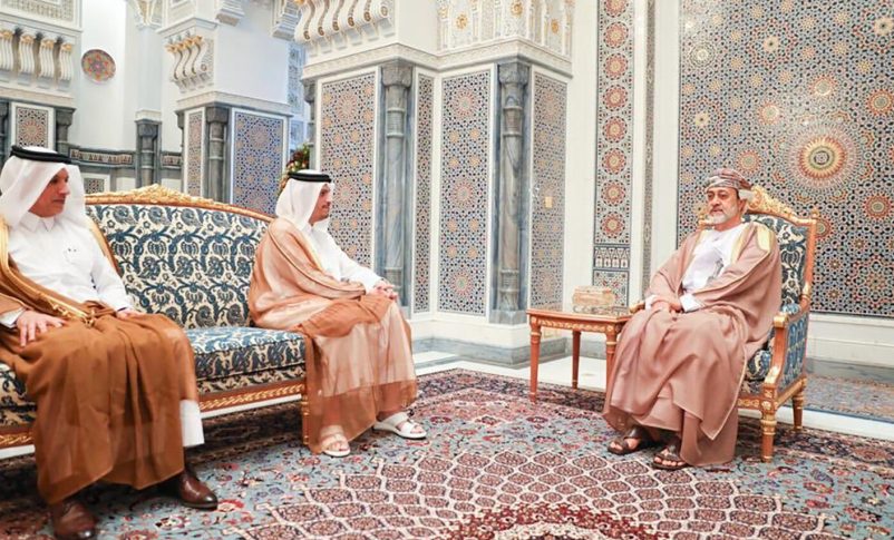 Radio Jai -El sultán omaní Haitham bin Tarik al-Said, a la derecha, se reúne con el ministro de Relaciones Exteriores de Omán, Mohammed bin Abdulrahman Al-Thani, en Mascate, Omán, el 21 de mayo de 2020. (Ministerio de Relaciones Exteriores de Qatar/Folleto/Agencia Anadolu vía Getty Images)