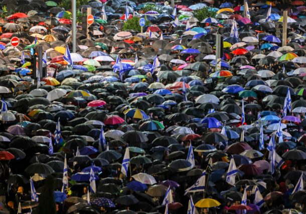 Radio Jai -Miles de israelíes protestan contra el actual gobierno israelí en la plaza Habima de Tel Aviv, el 14 de enero de 2023.