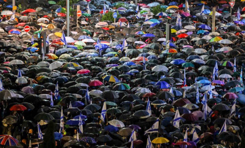Radio Jai -Miles de israelíes protestan contra el actual gobierno israelí en la plaza Habima de Tel Aviv, el 14 de enero de 2023.