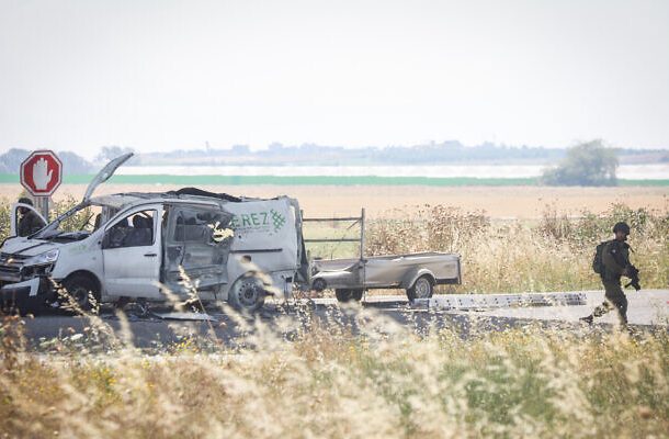 Radio Jai -Archivo: La escena en la que un automóvil fue alcanzado por un misil guiado antitanque disparado desde la Franja de Gaza en la carretera de la Ruta 34, 5 de mayo de 2019. (Noam Revkin Fenton/Flash90)