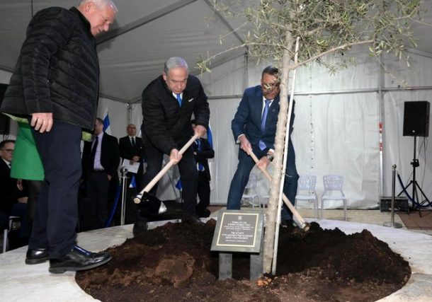 Radio Jai -El primer ministro Benjamin Netanyahu dirige una ceremonia de plantación de árboles en honor a Tu Bishvat en el barrio de Neve Ya'akov de Jerusalén, el 6 de febrero de 2023. Crédito: Amos Ben-Gershom/GPO.
