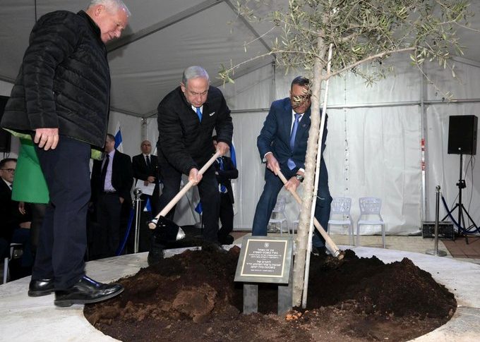 Radio Jai -El primer ministro Benjamin Netanyahu dirige una ceremonia de plantación de árboles en honor a Tu Bishvat en el barrio de Neve Ya'akov de Jerusalén, el 6 de febrero de 2023. Crédito: Amos Ben-Gershom/GPO.