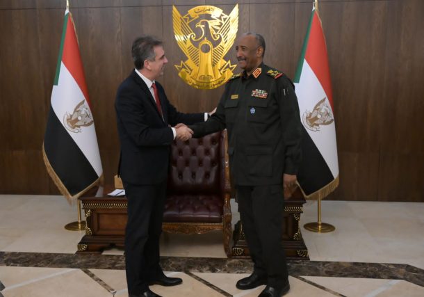 Radio Jai - El ministro de Relaciones Exteriores, Eli Cohen (izquierda), se reúne con el gobernante sudanés, el general Abdel Fattah al-Burhan, en Jartum el 2 de febrero de 2023. (Shlomi Amsallem)