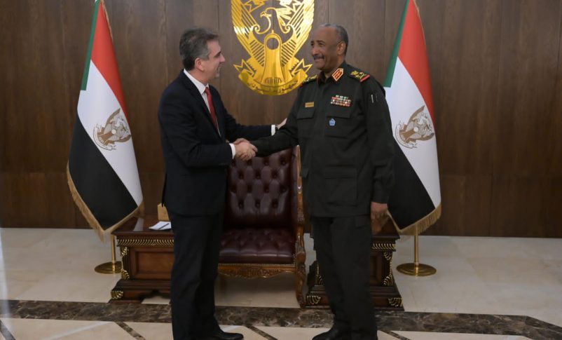 Radio Jai - El ministro de Relaciones Exteriores, Eli Cohen (izquierda), se reúne con el gobernante sudanés, el general Abdel Fattah al-Burhan, en Jartum el 2 de febrero de 2023. (Shlomi Amsallem)