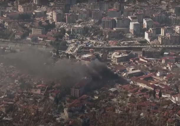 Radio Jai -La destrucción en Antakya, Turquía, se ve en esta captura de pantalla de un video tomado el 6 de febrero de 2023.