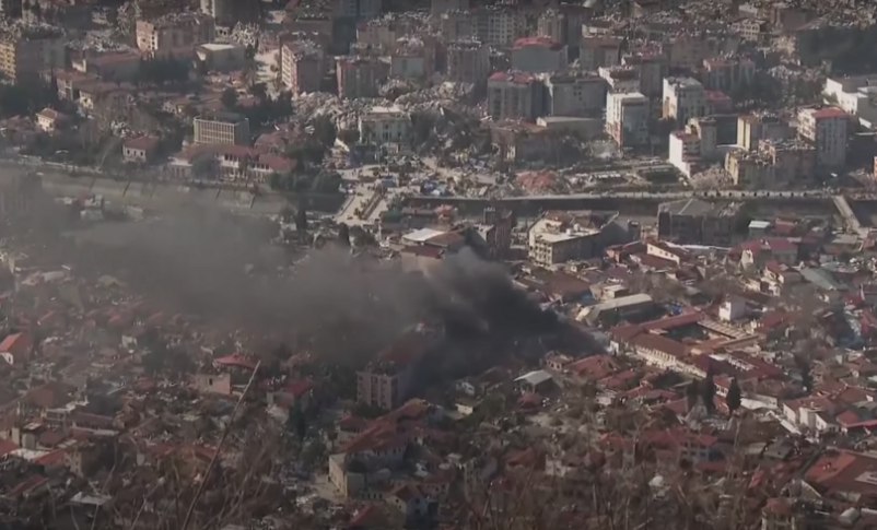 Radio Jai -La destrucción en Antakya, Turquía, se ve en esta captura de pantalla de un video tomado el 6 de febrero de 2023.