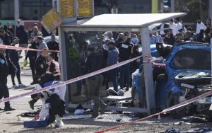 Radio Jai - Dos muertos en embestida terrorista en Jerusalén, incluido un niño de 6 años; conductor muerto a tiros