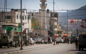 Radio Jai -Las fuerzas de seguridad israelíes aseguran la escena de un ataque con disparos en Huwara, en Cisjordania, cerca de Naplusa, el 26 de febrero de 2023. (Nasser Ishtayeh/Flash90)