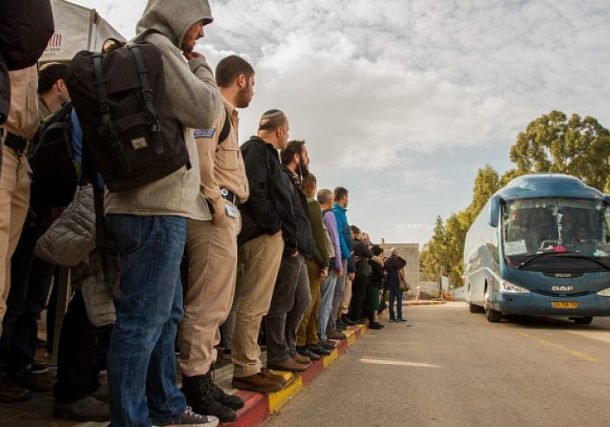 Radio Jai -Los pasajeros esperan el servicio de transporte a Tel Aviv en la estación de tren Beit Yehoshua, el 19 de febrero de 2018. Foto de Flash90.