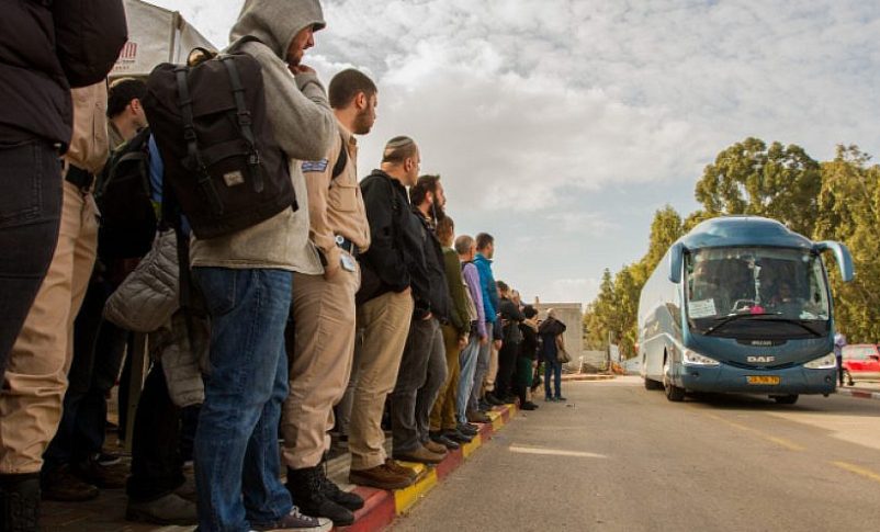 Radio Jai -Los pasajeros esperan el servicio de transporte a Tel Aviv en la estación de tren Beit Yehoshua, el 19 de febrero de 2018. Foto de Flash90.