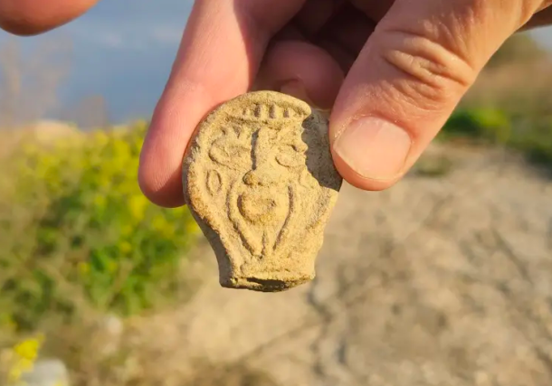 Radio Jai -Familia israelí descubre antigua reliquia bizantina en caminata de Shabat