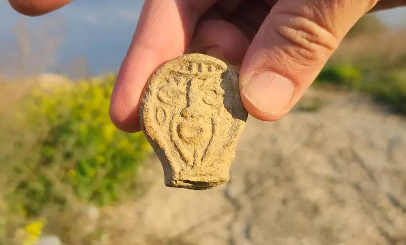 Radio Jai -Familia israelí descubre antigua reliquia bizantina en caminata de Shabat