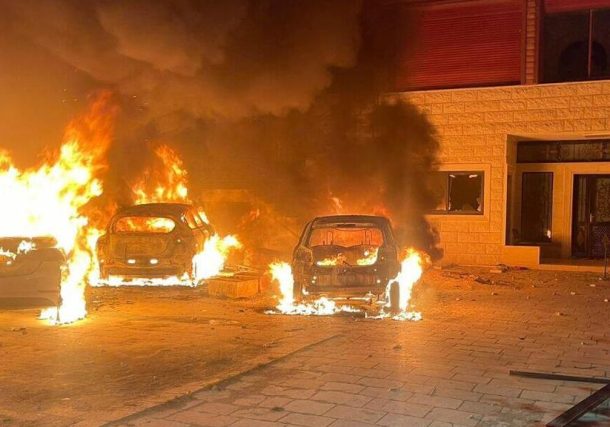 Radio Jai -Cientos de israelíes toman venganza por mano propia quemando más de 30 casas, autos he hiriendo a palestinos tras el ataque a los hermanos israelíes