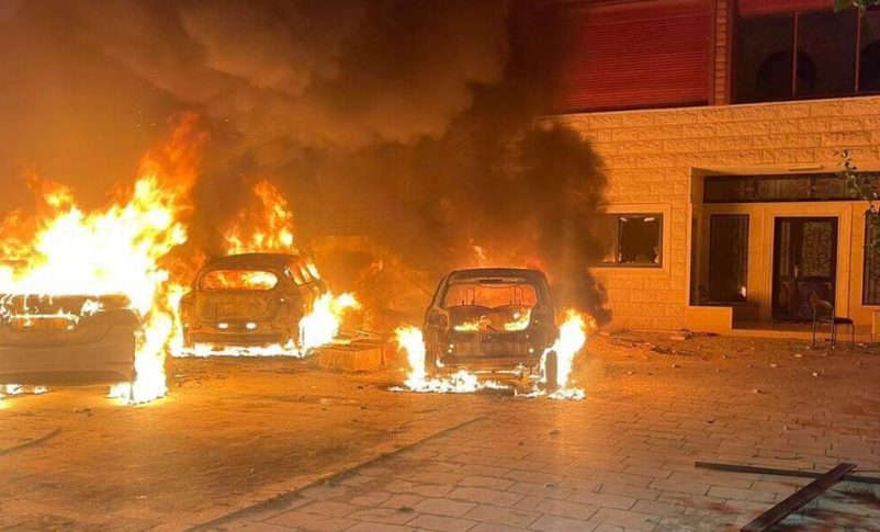Radio Jai -Cientos de israelíes toman venganza por mano propia quemando más de 30 casas, autos he hiriendo a palestinos tras el ataque a los hermanos israelíes