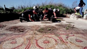 Radio Jai -Un antiguo piso de mosaico adornado con coloridos diseños florales se ha vuelto a descubrir después de 40 años, a lo largo del Camino Nacional de Israel