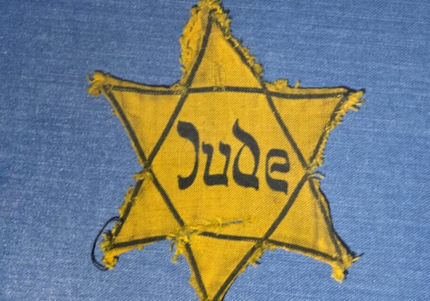 Radio Jai -Las insignias de estrellas amarillas nazis son parte de una larga historia de obligar a los judíos a identificarse