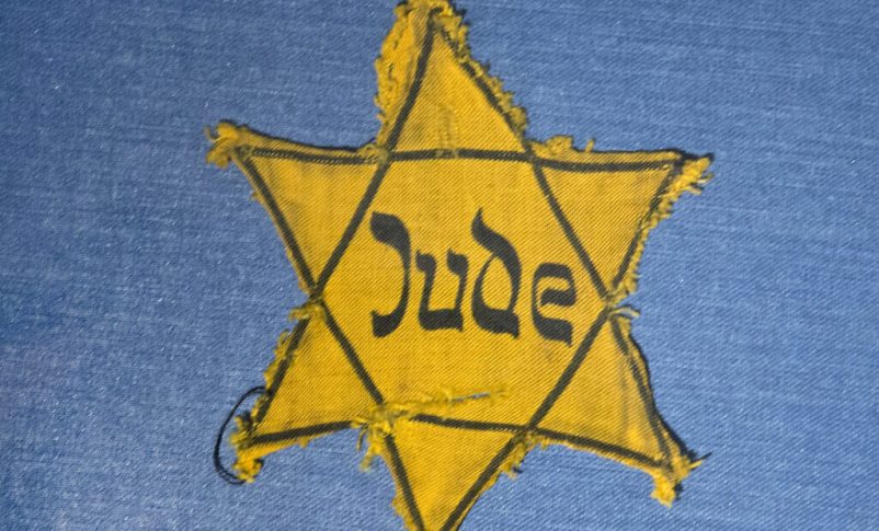Radio Jai -Las insignias de estrellas amarillas nazis son parte de una larga historia de obligar a los judíos a identificarse