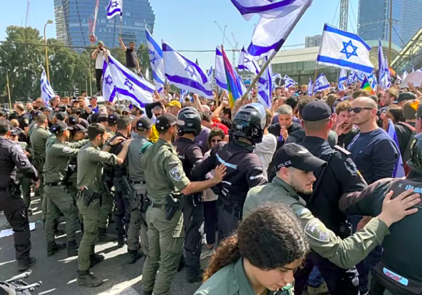 Radio Jai -La policía intenta hacer retroceder a los manifestantes en la autopista Ayalon durante las protestas por la reforma judicial, 1 de marzo de 2023. (crédito: AVSHALOM SASSONI/ MAARIV)