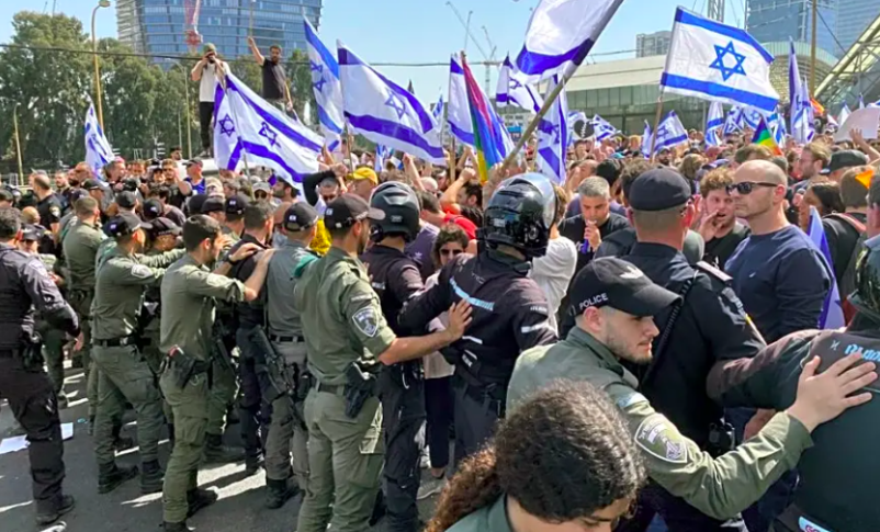 Radio Jai -La policía intenta hacer retroceder a los manifestantes en la autopista Ayalon durante las protestas por la reforma judicial, 1 de marzo de 2023. (crédito: AVSHALOM SASSONI/ MAARIV)